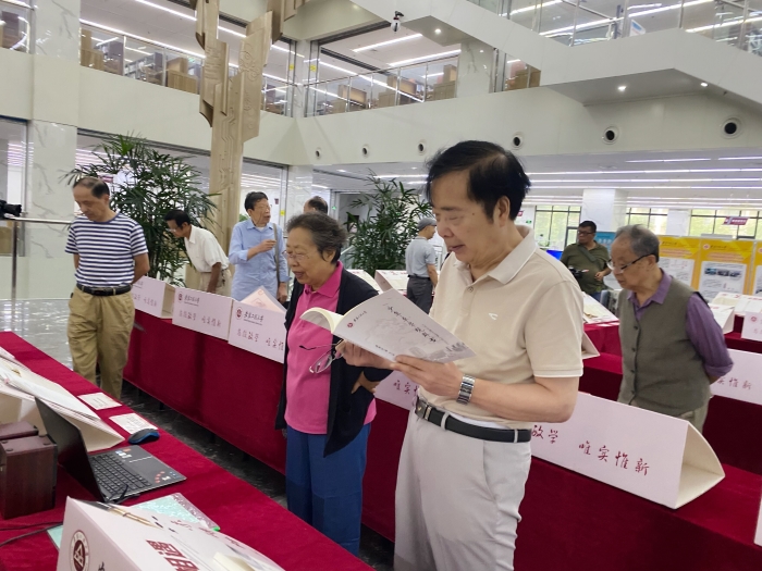 安徽工程大学举办离退休老教师备课笔记与学生优秀课堂笔记联展活动