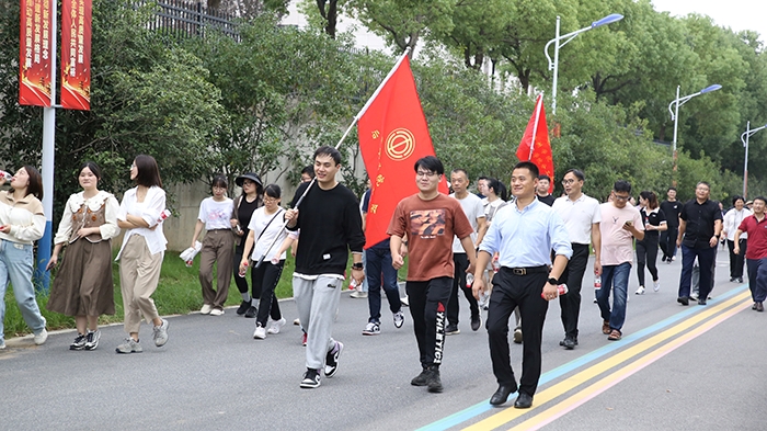 滁州学院开展“喜迎国庆同评估 健步向前共申硕”教职工健步走活动