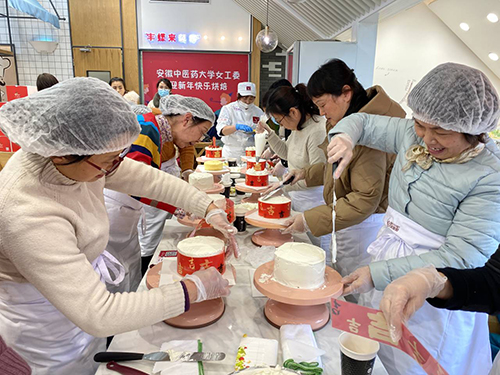 安徽中医药大学举办“迎新年 快乐烘焙”活动