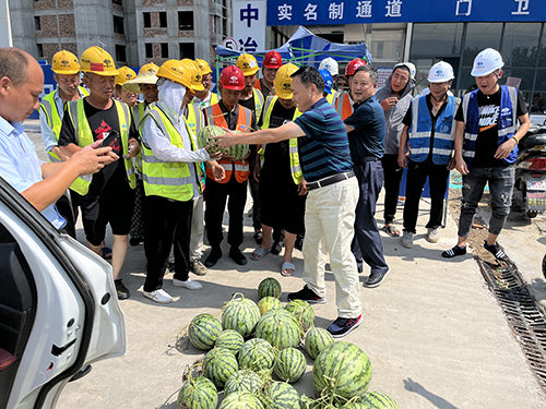 安徽理工大学工会为一线职工送上纳凉西瓜