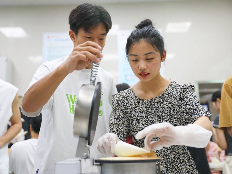 安徽工程大学工会开展冰淇淋制作活动